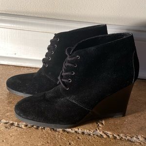 Black wedges with shoe laces, felt material, used
